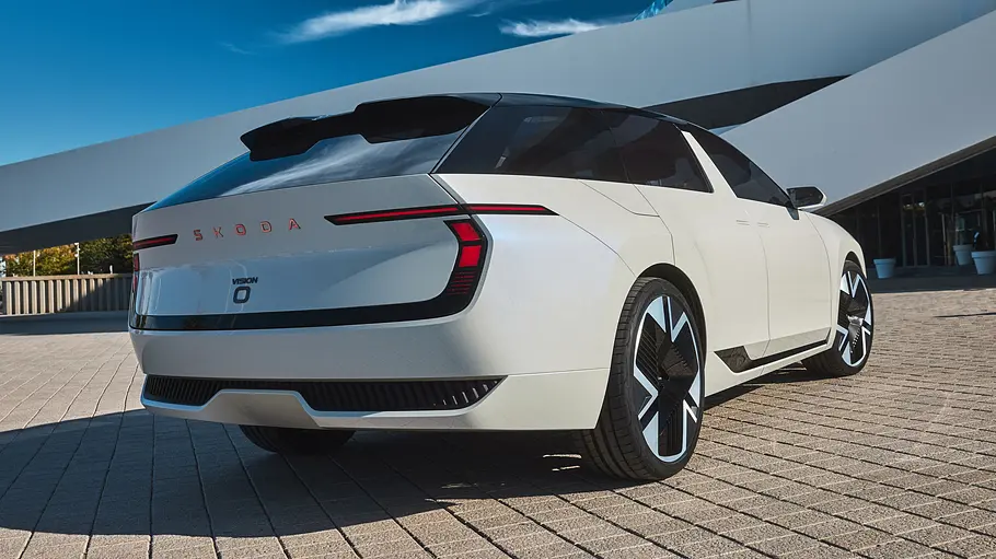 Der Skoda Vision O stehend von schräg hinten fotografiert.