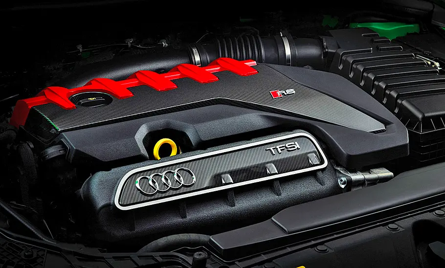 Der Audi Fünfzylinder bei geöffneter Haube