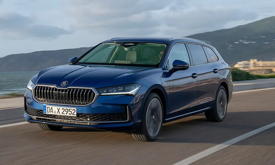 Der Skoda Superb Combi fahrend auf einer Straße.