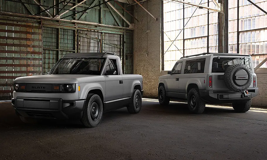 Slate Truck (2026) Gruppenbild zweier Slate Truck (2026): links der Pick-up von schräg vorne und rechts das SUV von schräg hinten.