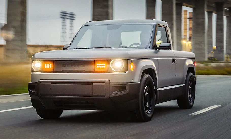 Slate Truck (2026) Blick von schräg vorne auf den fahrenden Slate Truck (2026).