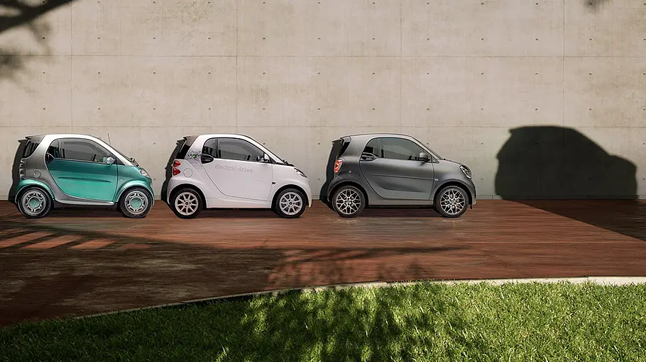Drei Generation Smart Fortwo und Schatten des #2, fotografiert von der Seite.