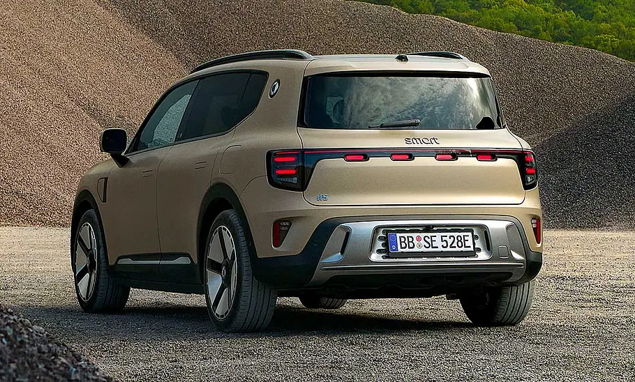 Der Smart #5 (2025) steht in einer Kiesgrube, von hinten links fotografiert.