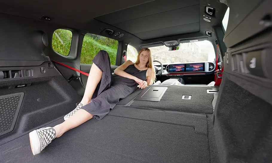 Smart #5 Brabus (2025) Vordersitze und Rücksitzbank des Smart #5 Brabus (2025) zur Liegefläche umgelegt mit Redakteurin Jil Weber.