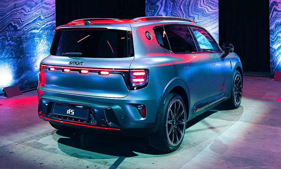 Blick von schräg hinten auf den Smart #5 Brabus (2025).