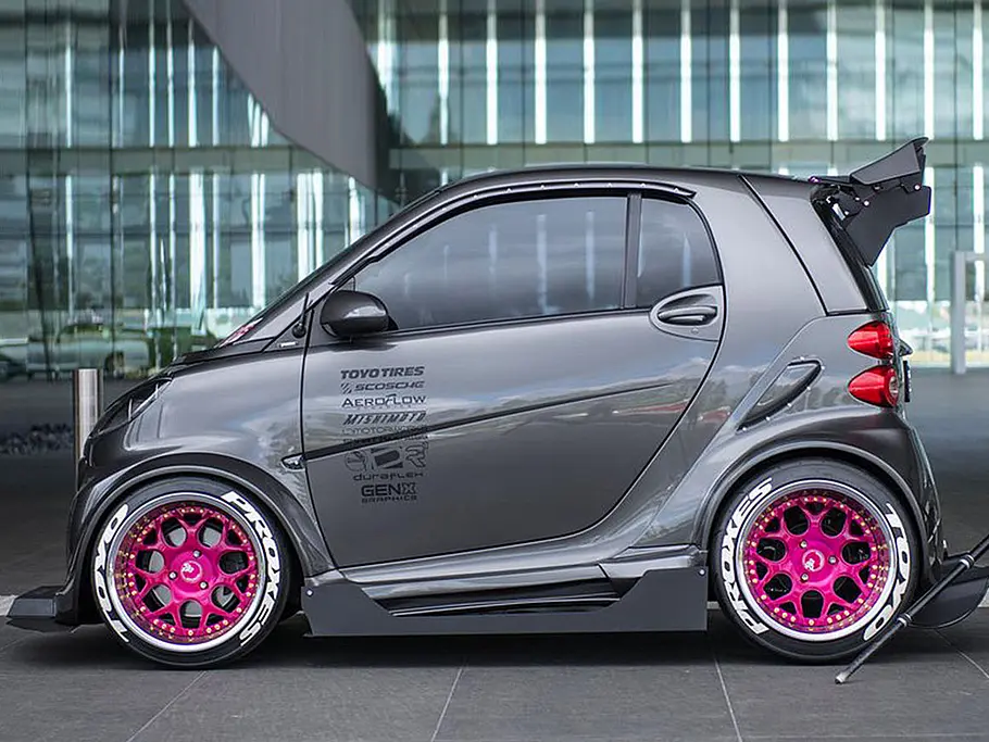 Der Smart Fortwo von Autokonexion stehend seitlich