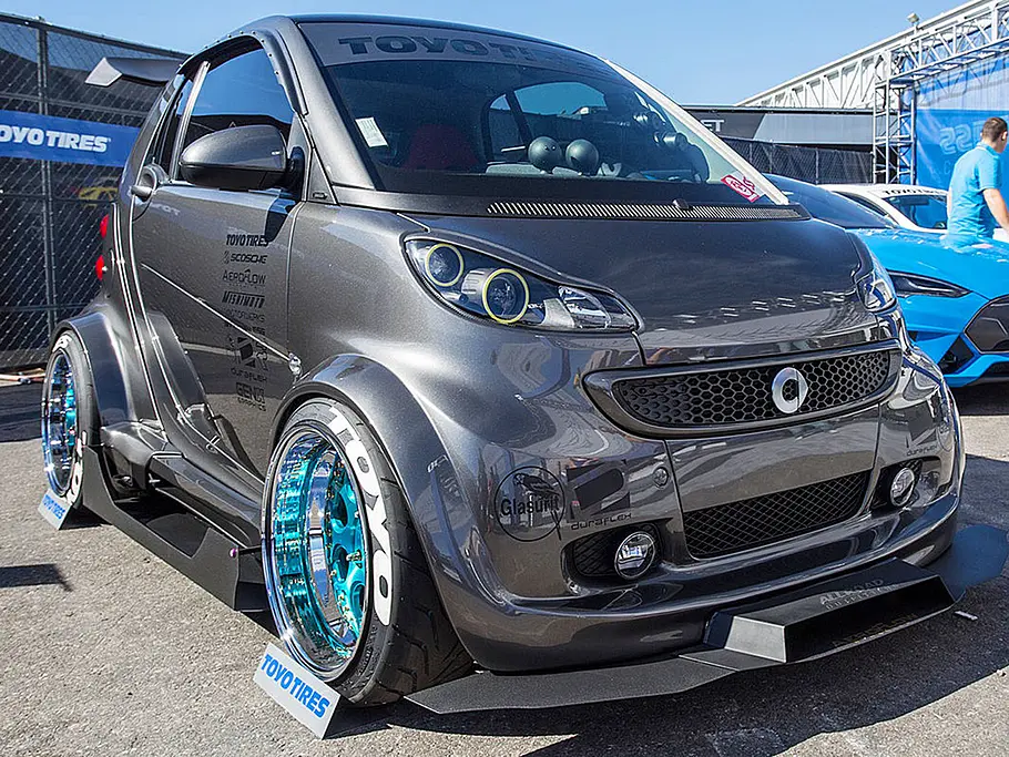 Der Smart Fortwo von Autokonexion stehend von schräg vorne