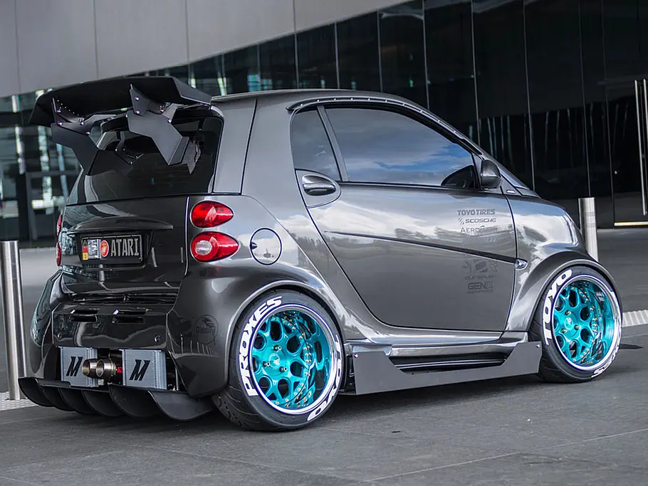 Der Smart Fortwo stehend von schräg hinten