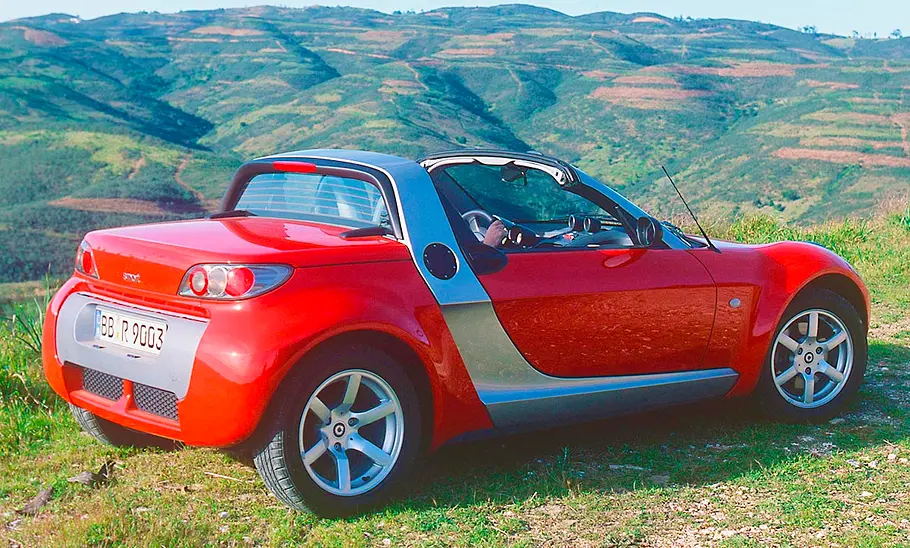 Der Smart Roadster stehend von schräg hinten fotografiert.