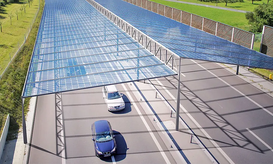 Solardach über der Autobahn