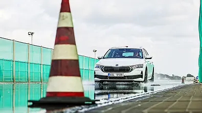 Das Bild zeigt das Testauto Skoda Octavia Combi stark bremsend von schräg vorne links fotografiert während des Nass-Bremstests im Zuge des Sommerreifen-Tests 2025. - Foto: Daniela Loof