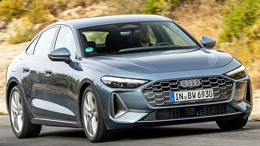 Sommerreifen-Test 2026 Audi A5 TFSI fahrend von schräg vorne fotografiert.