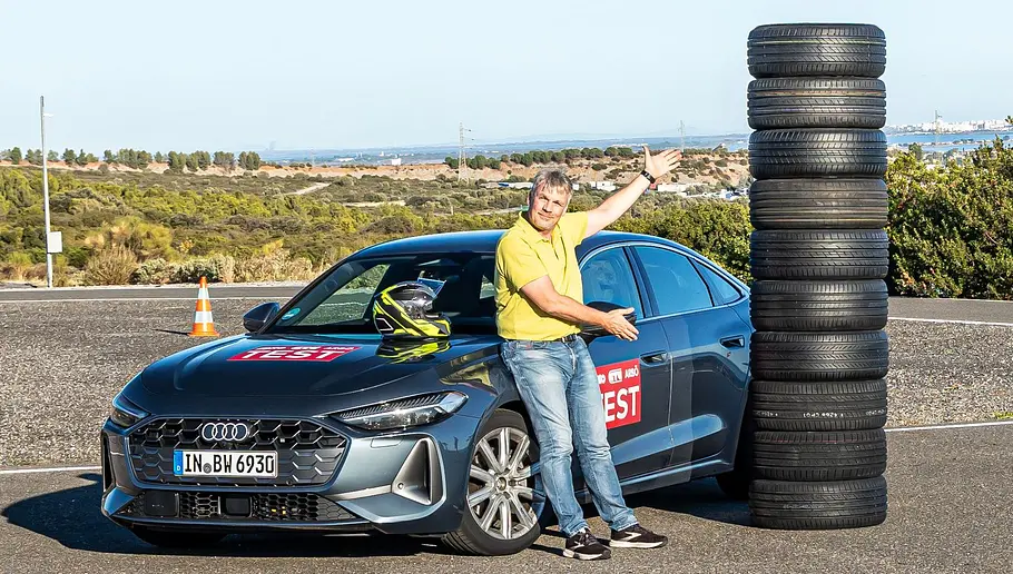 Sommerreifen-Test 2026 Der Autor neben dem Reifenstapel fotografiert.