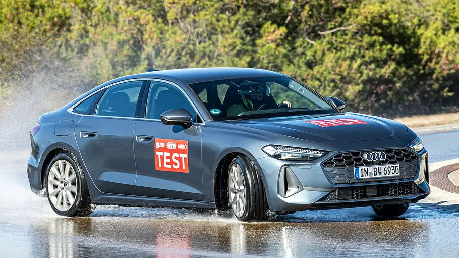 Sommerreifen-Test 2026 Audi A5 TFSI fahrend von der Seite fotografiert.