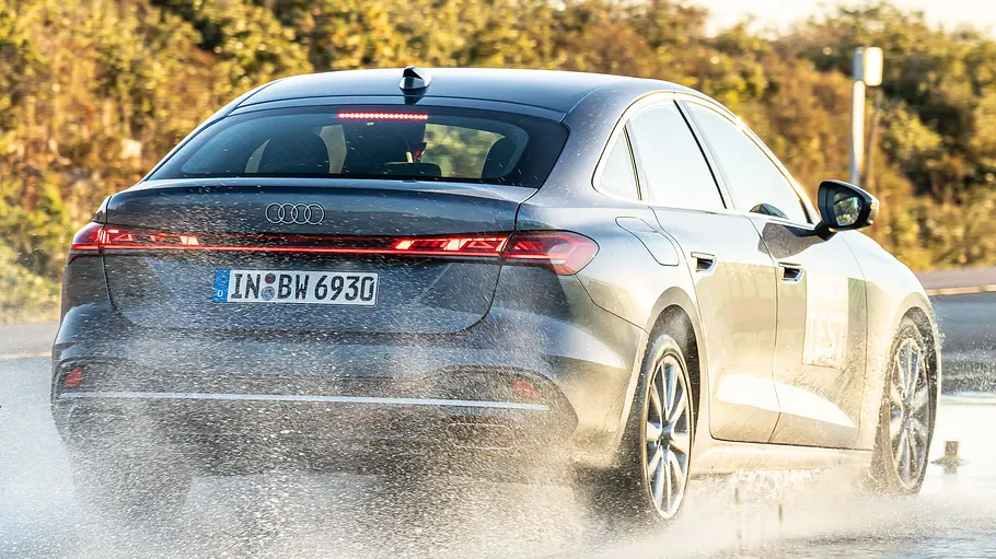 Sommerreifen-Test 2026 Audi A5 TFSI fahrend von schräg hinten fotografiert.