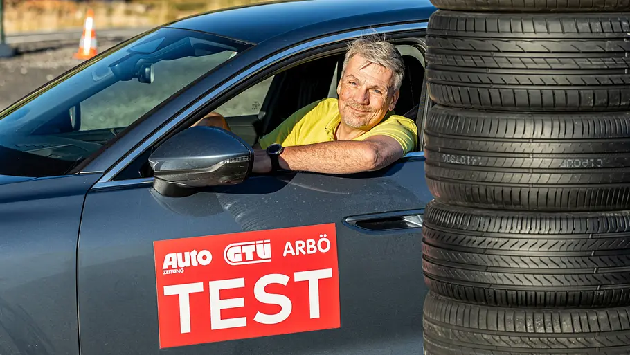 Sommerreifen-Test 2026 Der Autor sitzen im Audi A5 TFSI fotografiert.