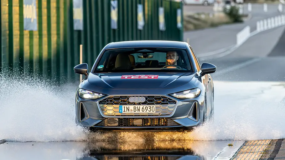 Sommerreifen-Test 2026 Audi A5 TFSI fahrend von vorne fotografiert.