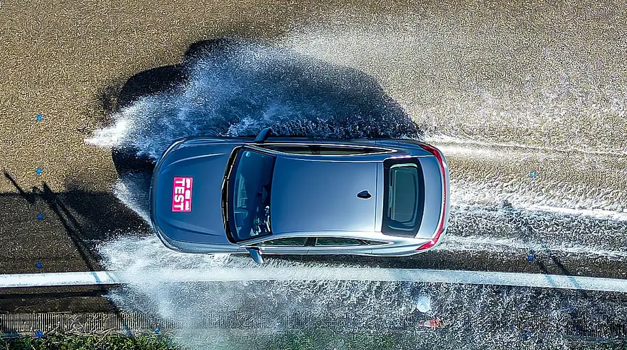 Sommerreifen-Test 2026 Audi A5 TFSI fahrend aus der Vogelperspektive fotografiert