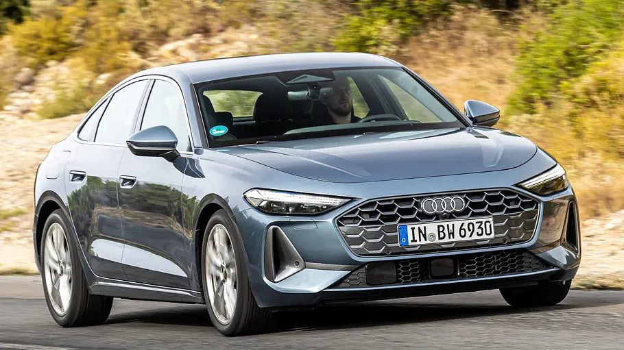 Sommerreifen-Test 2026 Audi A5 TFSI fahrend von schräg vorne fotografiert.