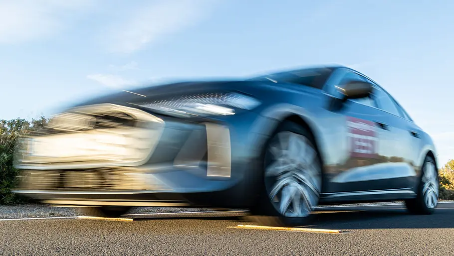 Sommerreifen-Test 2026 Audi A5 TFSI fahrend von schräg vorne fotografiert