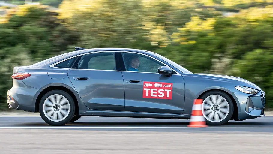 Sommerreifen-Test 2026 Audi A5 TFSI fahrend von der Seite fotografiert.