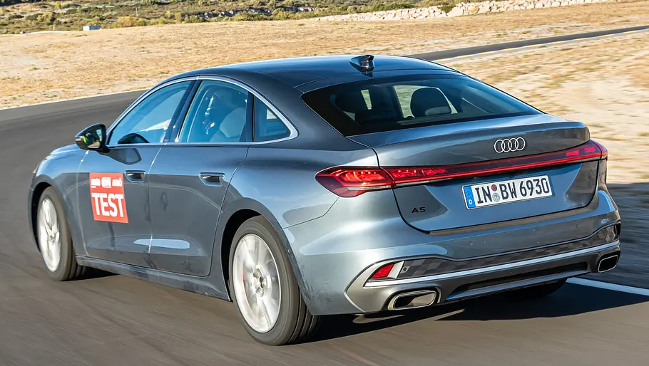 Sommerreifen-Test 2026 Audi A5 TFSI fahrend von schräg hinten fotografiert.