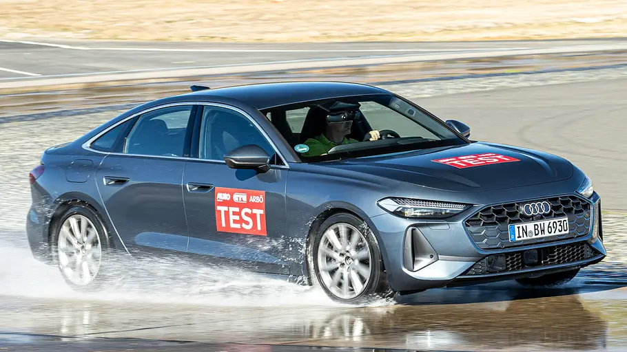 Sommerreifen-Test 2026 Audi A5 TFSI fahrend von schräg vorne fotografiert.