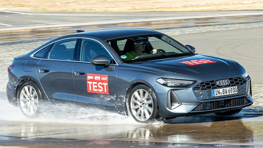 Sommerreifen-Test 2026 Audi A5 TFSI fahrend von der Seite fotografiert.