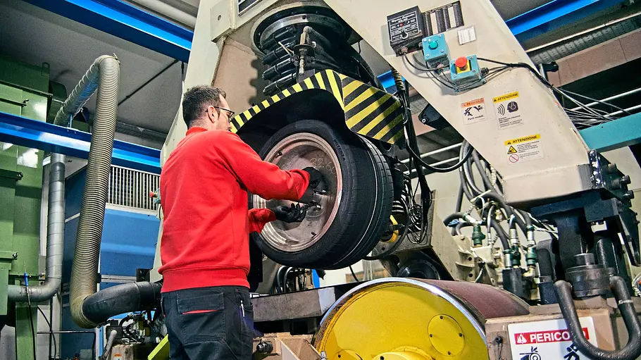 Sommerreifen-Test 2026 Ein Reifen wird in eine Testvorrichtung gespannt.