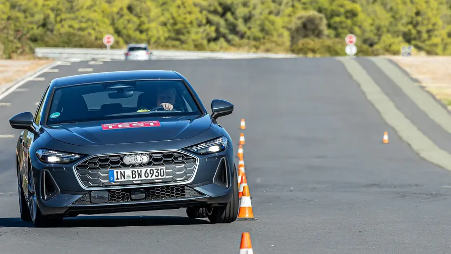 Sommerreifen-Test 2026 Audi A5 TFSI fahrend von vorne fotografiert