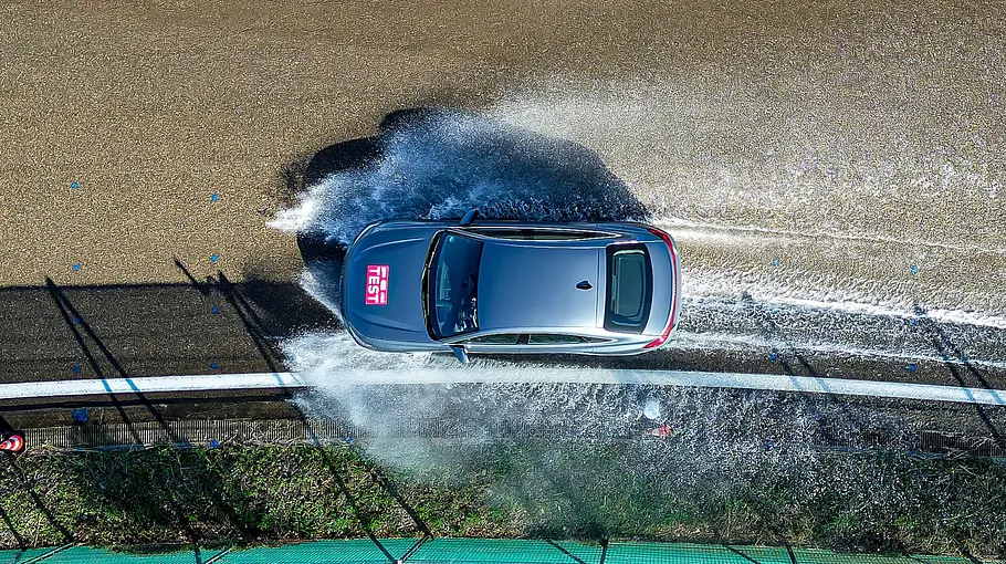 Sommerreifen-Test 2026 Audi A5 TFSI fahrend aus der Vogelperspektive fotografiert