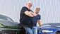 Zwei Menschen stehend vor zwei Autos fotografiert.  - Foto: Daniela Loof