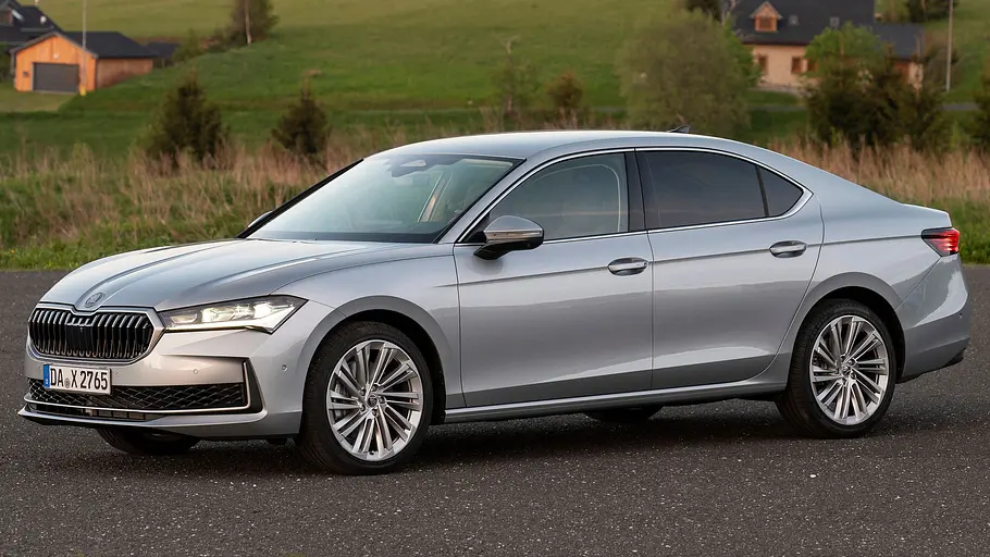 Skoda Superb statisch von schräg vorne fotografiert. 