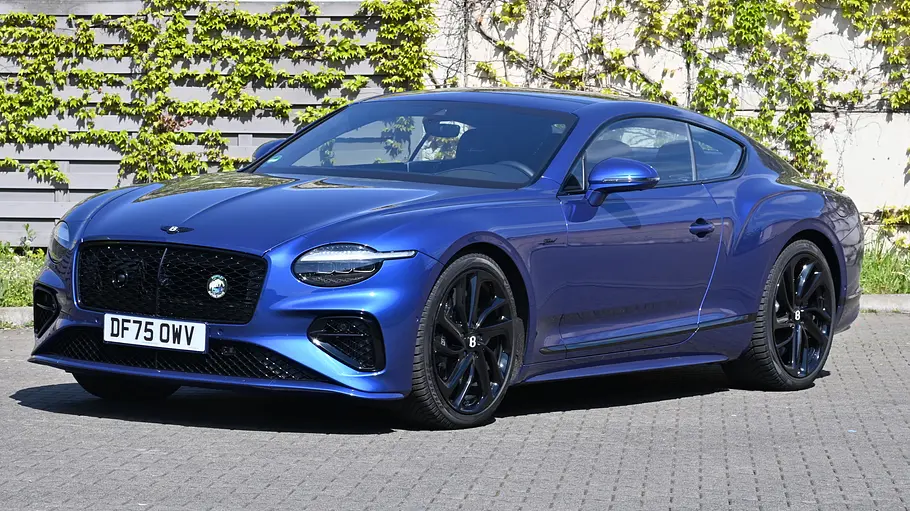 Bentley Continental GT statisch von schräg vorne fotografiert  