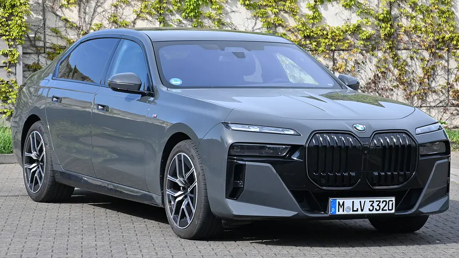 BMW 7er statisch von schräg vorne fotografiert.