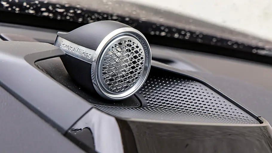 Der „Tweeter-on-top“  auf dem Armaturenbrett des Volvo ES90.