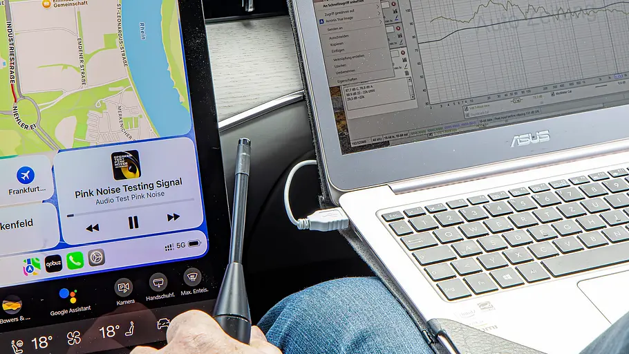 Ein Mikrofon für die Klangmessung im Auto fotografiert.