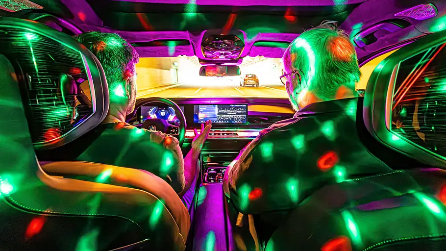 Zwei Personen von hinten im Auto sitzend fotografiert.