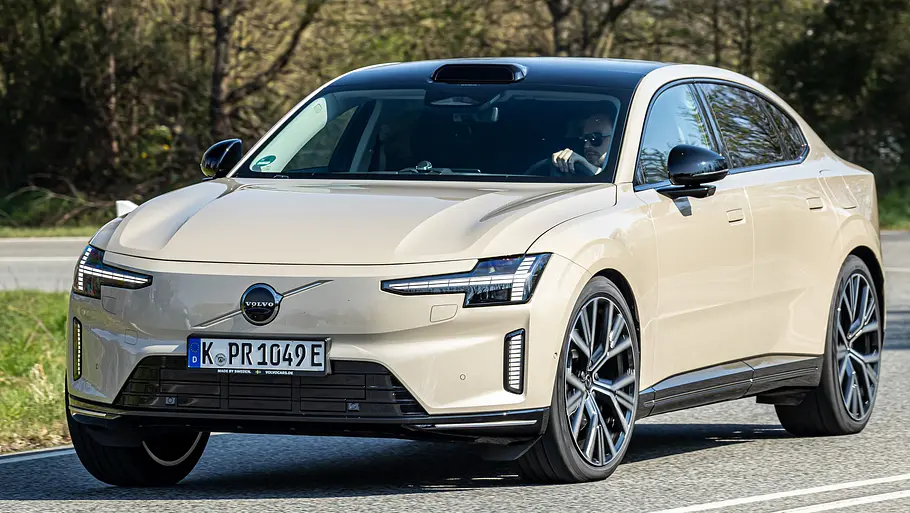 Volvo ES90 fahrend von schräg vorne fotografiert.