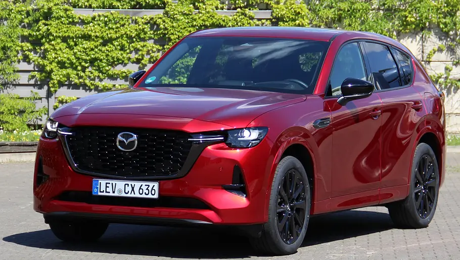 Mazda CX-60 statisch von schräg vorne fotografiert. 
