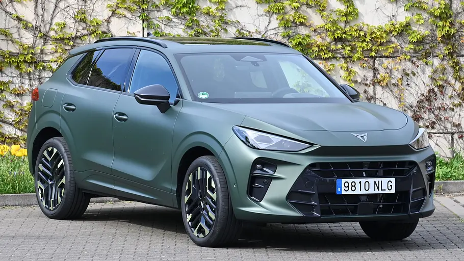 Cupra Terramar statisch von schräg vorne fotografiert.