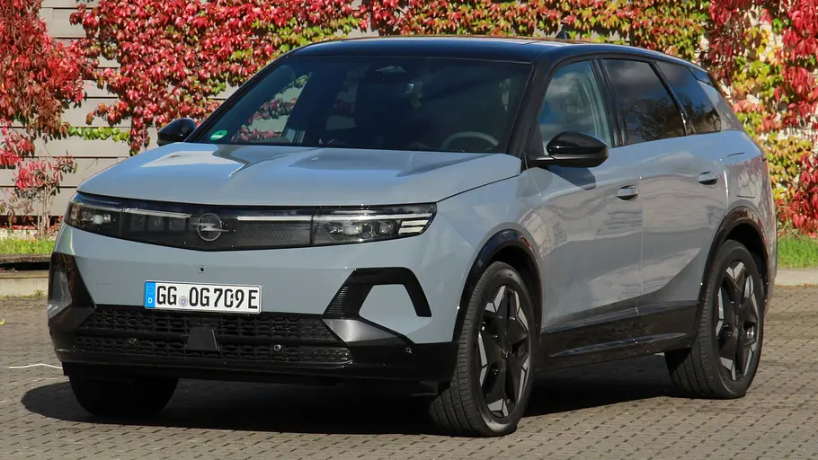 Opel Grandland statisch von schräg vorne fotografiert.