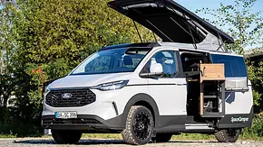 Die Außenaufnahme zeigt den Spacecamper Classic+ Ford (2025) von schräg vorne. - Foto: Spacecamper Die Außenaufnahme zeigt den Spacecamper Classic+ Ford (2025) von schräg vorne. - Foto: Spacecamper