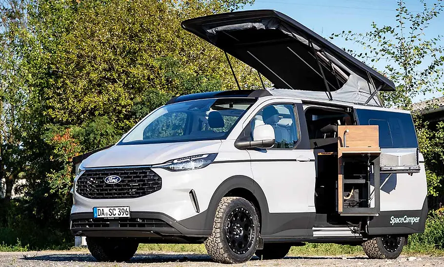 Spacecamper Classic+ Ford (2025) Die Außenaufnahme zeigt den Spacecamper Classic+ Ford (2025) von schräg vorne.