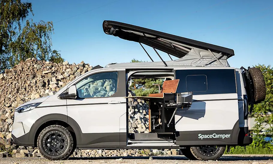 Spacecamper Classic+ Ford (2025) Die Außenaufnahme zeigt den Spacecamper Classic+ Ford (2025) von der Seite.