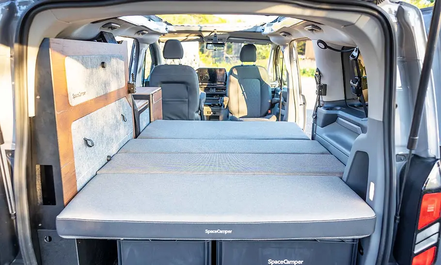 Spacecamper Classic+ Ford (2025) Ein Blick ins Innere des Spacecamper Classic+ Ford (2025) durch die geöffnete Heckklappe.