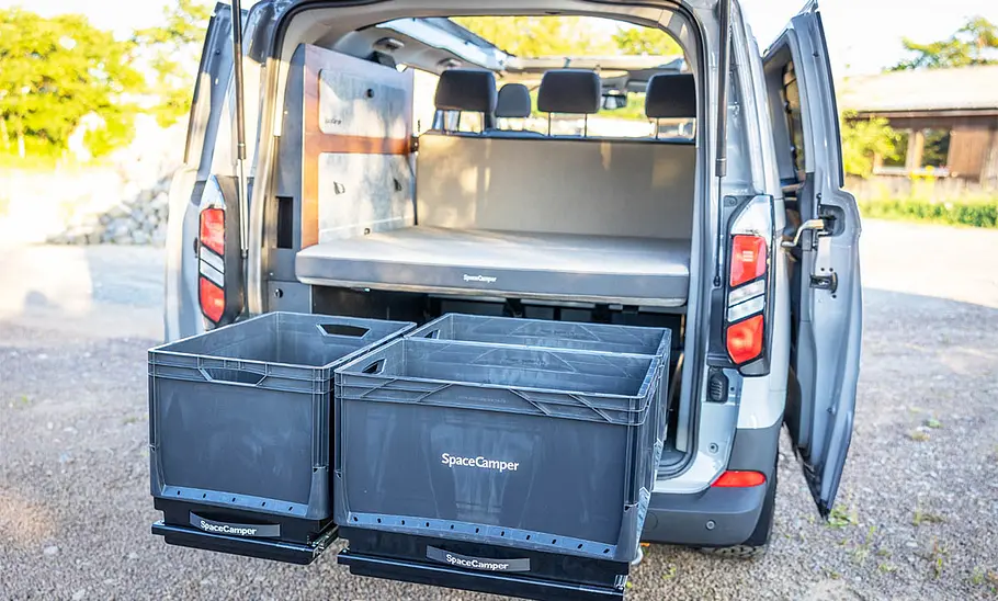 Spacecamper Classic+ Ford (2025) Die Außenaufnahme zeigt die Heckpartie Spacecamper Classic+ Ford (2025) bei geöffneter Kofferraumklappe.
