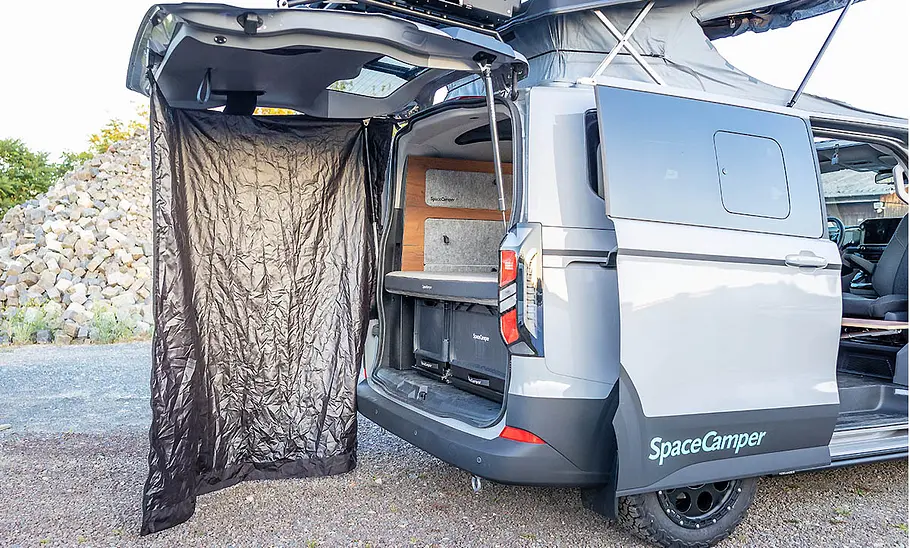 Spacecamper Classic+ Ford (2025) Die Detailaufnahme zeigt das ahalb ufgebaute Heckzeit am Spacecamper Classic+ Ford (2025).