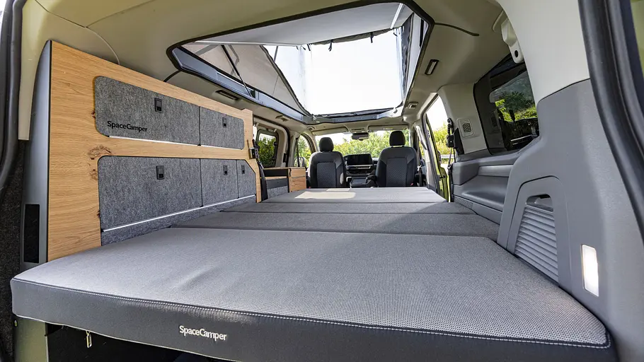 Spacecamper Classic+ Caravelle Durchsicht durch den Wohnraum des Spacecamper Classic+ Caravelle durch die geöffnete Heckklappe.