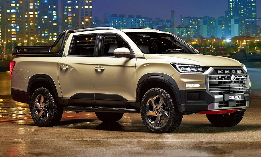 Der SsangYong Musso statisch von schräg von vorne fotografiert.